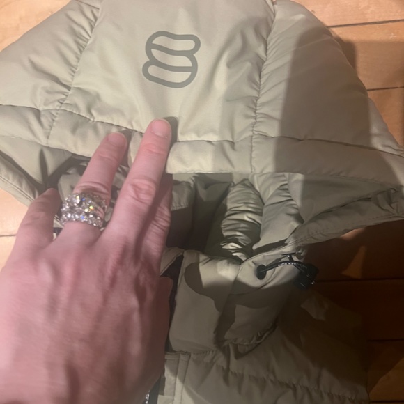 ❤️SOLD❤️NWOT ARITZIA tna super puff vest LIMITED EDITION COLOR - Picture 2 of 5